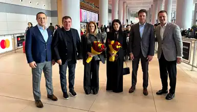 Hagi ve Popescu, Galatasaray'ın UEFA Kupası Zaferinde 25 Yıl Sonra İstanbul'da