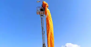 İskenderun'da Paraşütçü Direğe Takıldı!