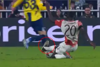 Lyon-Fenerbahçe maçında VAR tartışması! Kırmızı kart mı, sarı kart mı?