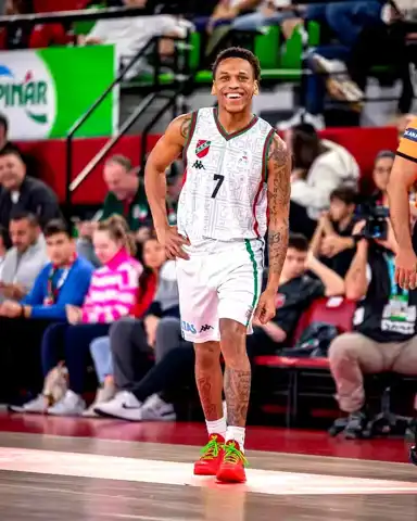 Barcelona, Daron Russell'ı Transfer Etmek İstiyor