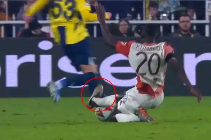 Lyon-Fenerbahçe maçında VAR tartışması! Kırmızı kart mı, sarı kart mı?